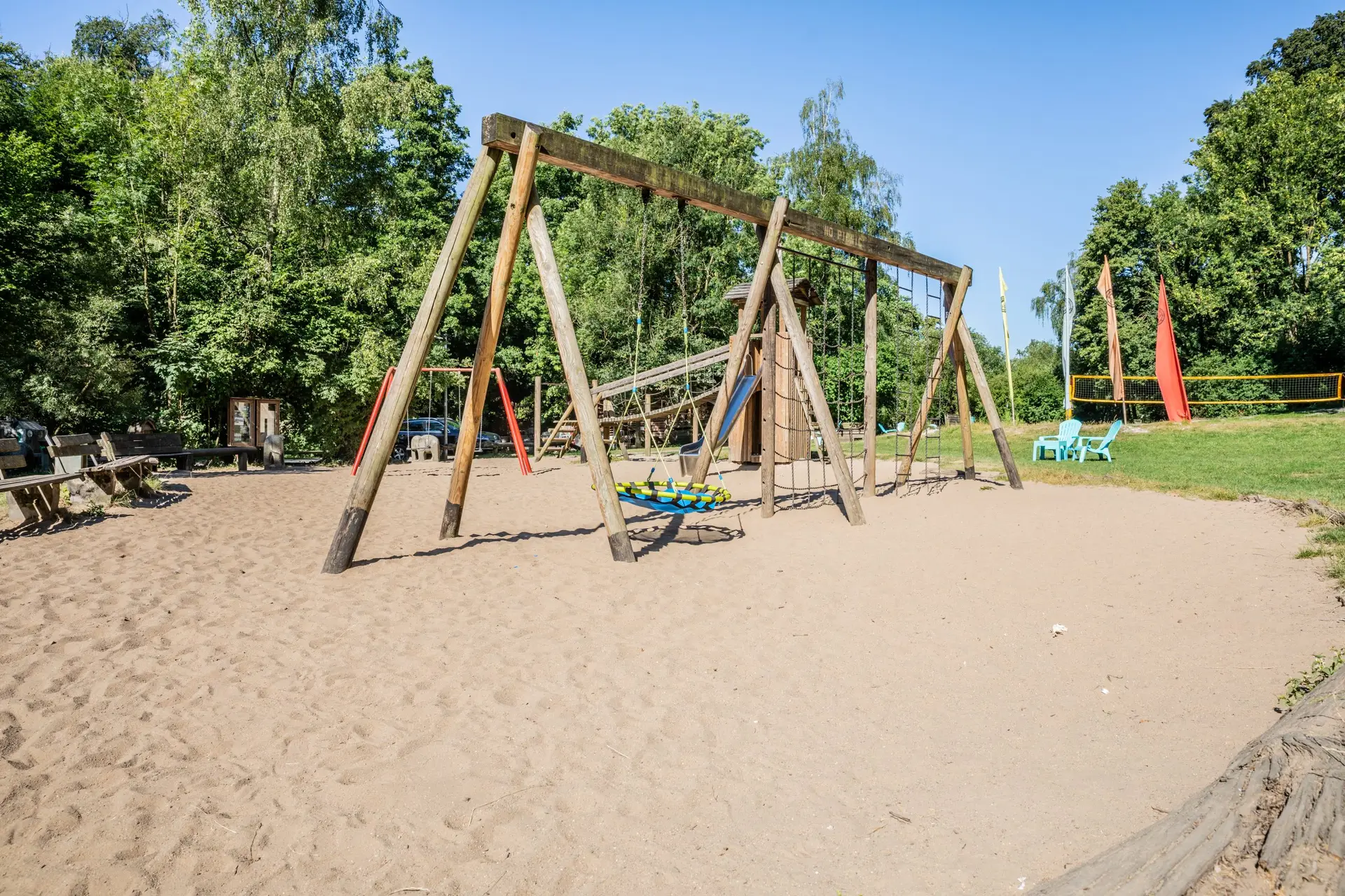Spielplatz mit Schaukeln und Sandfläche auf dem Gelände der Auermühle