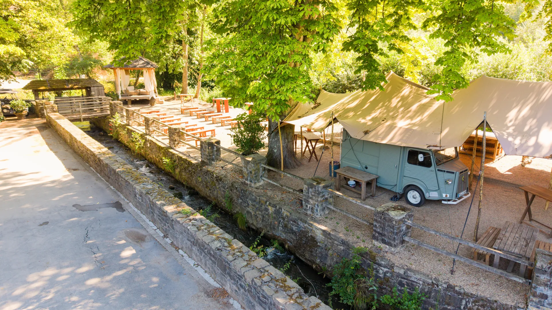 Luftaufnahme der Traufläche An der Anger mit Gazebo, Bankreihen und Mühlenbach