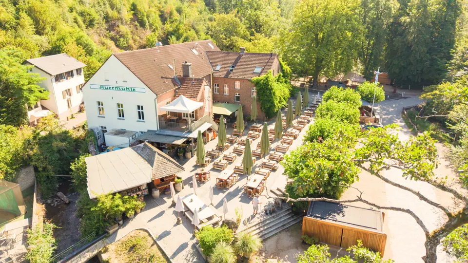 Blick über das Gelände der Auermühle mit Biergarten und Spielflächen