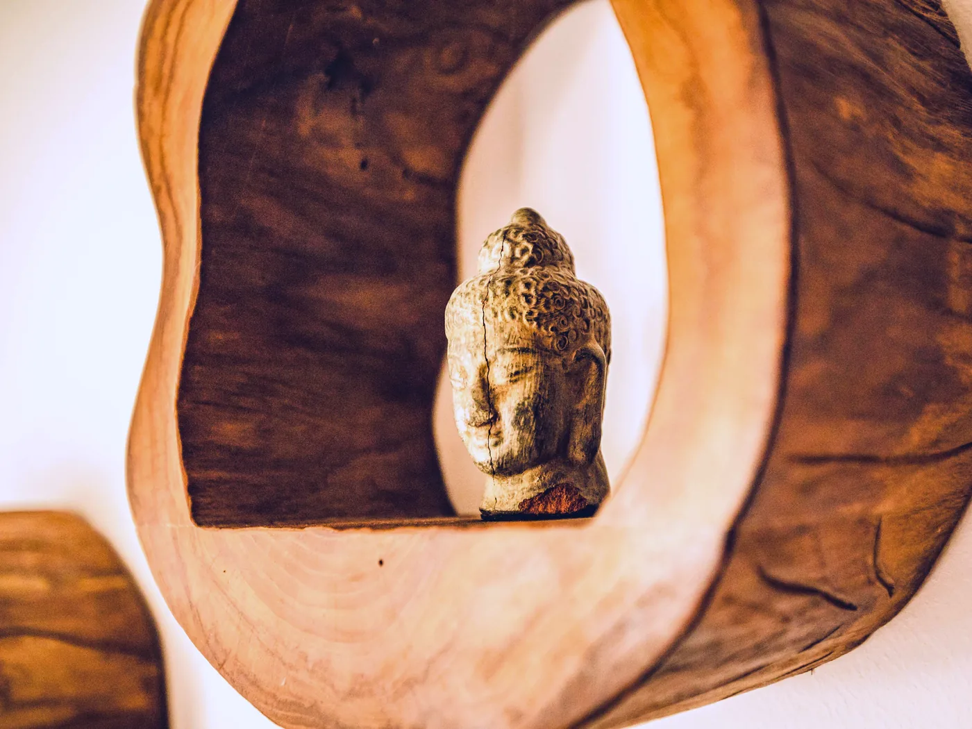 Buddha-Figur im Holzregal im Gästehaus der Auermühle