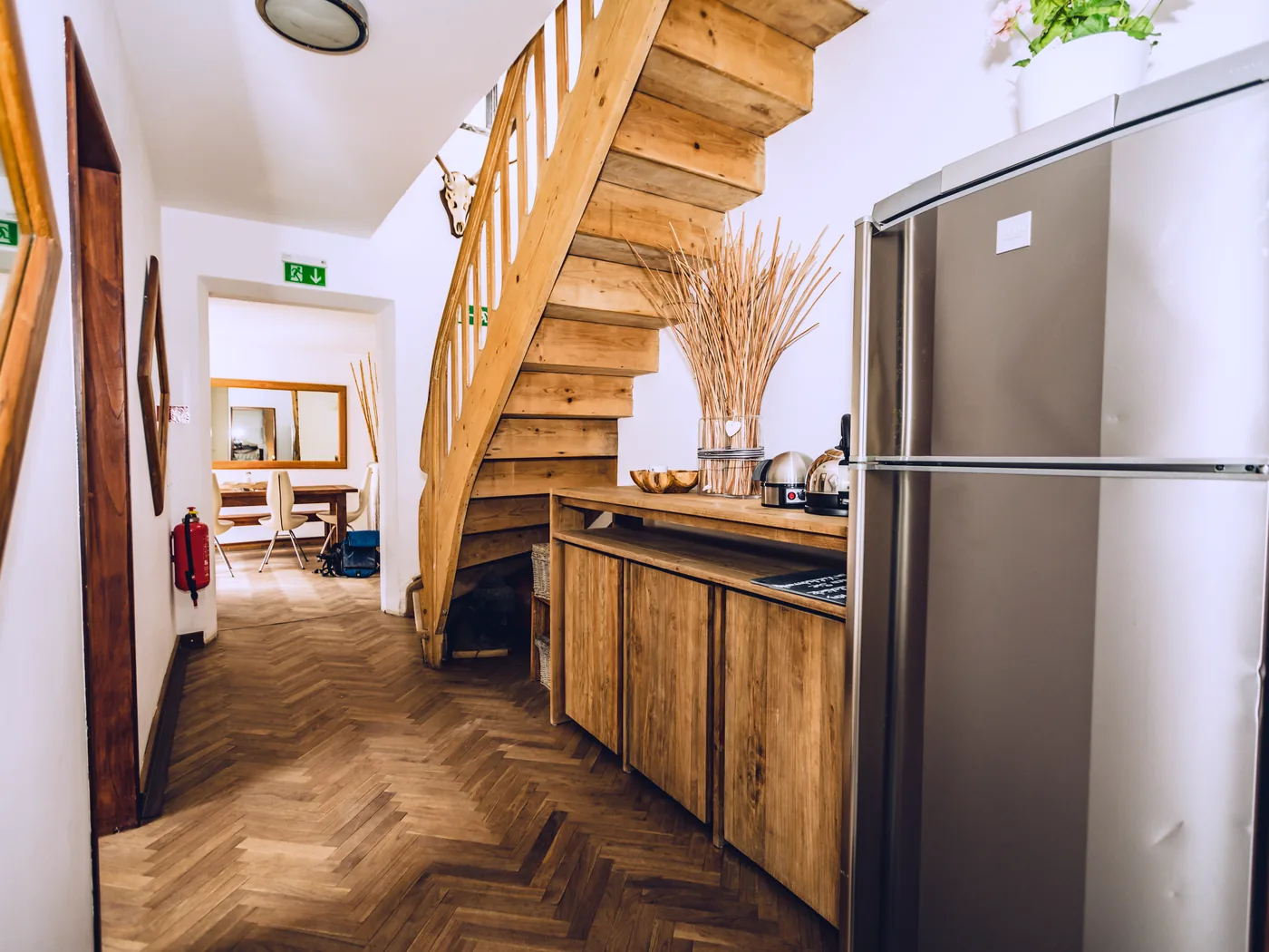 Flur mit Holztreppe zum Obergeschoss im Gästehaus der Auermühle