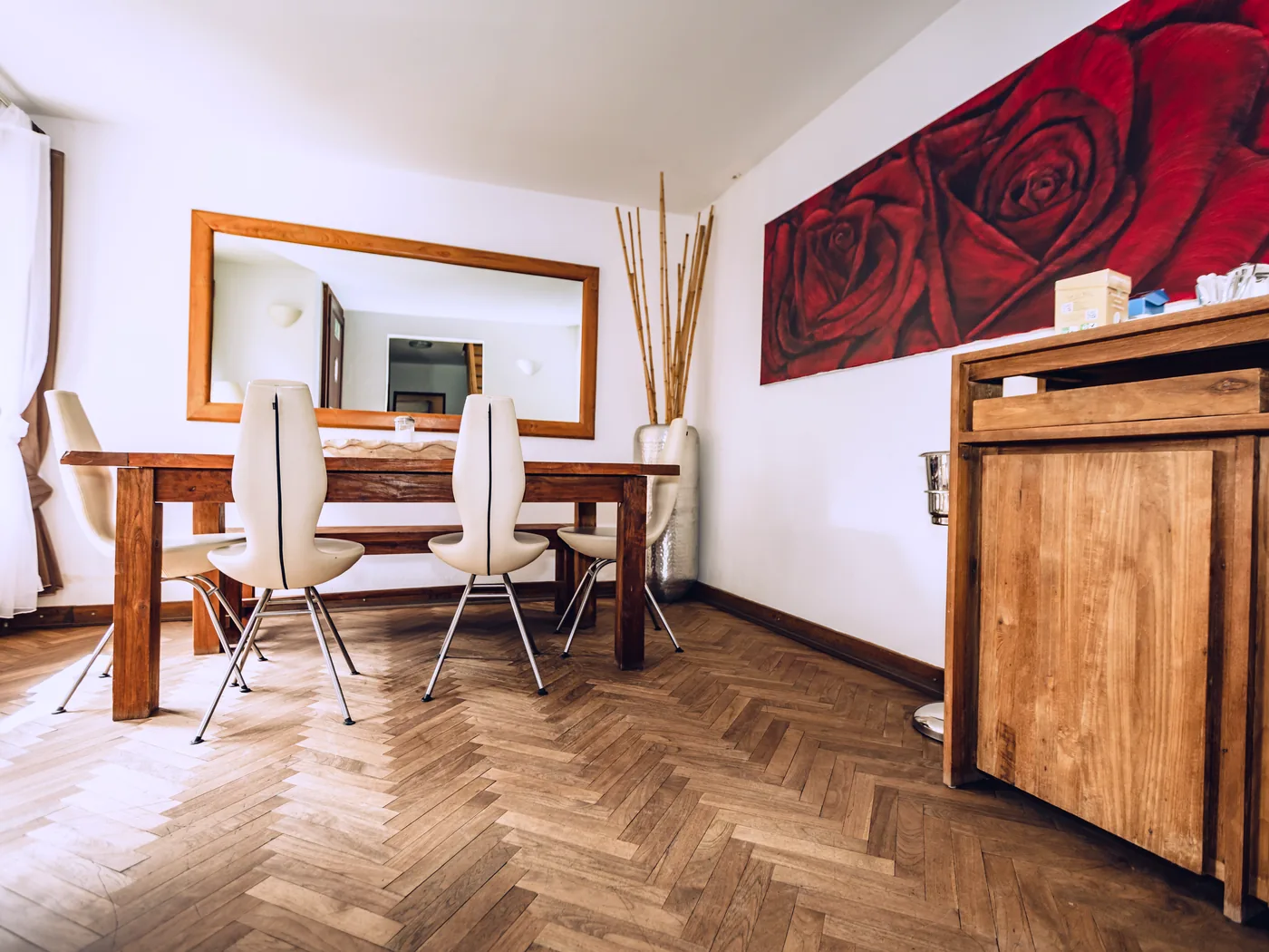 Doppelzimmer mit Holzbalken und warmem Licht im Gästehaus der Auermühle