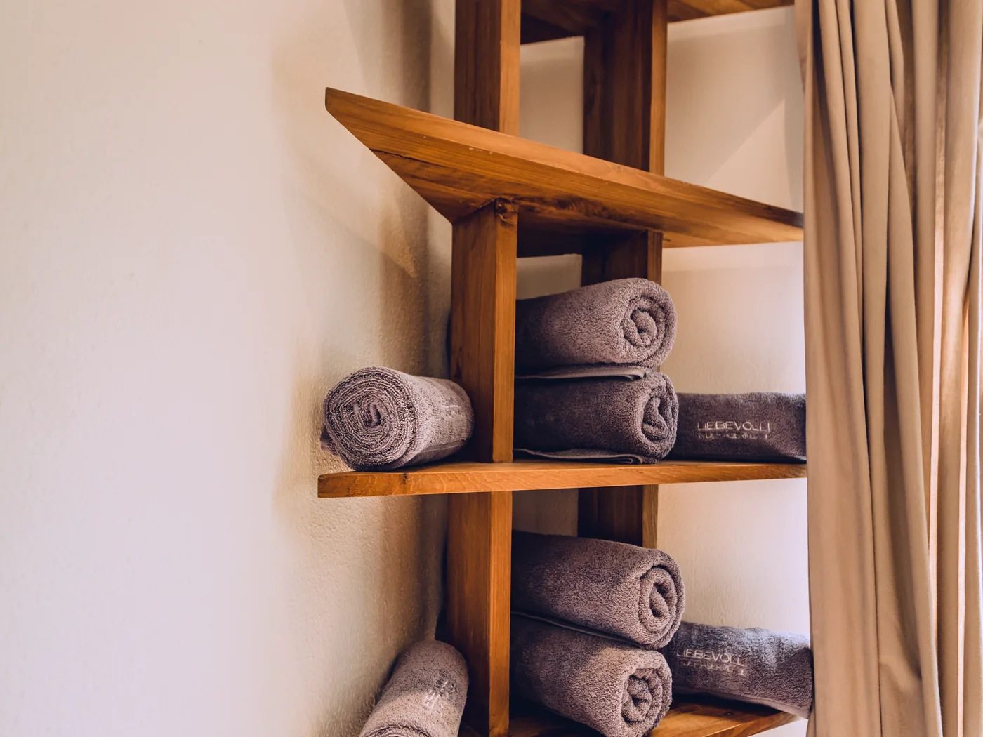 Handtuchregal aus Teakholz im Gästehaus der Auermühle